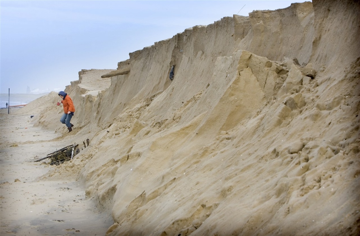 Bergen waarschuwt voor instortingsgevaar op strand Egmond