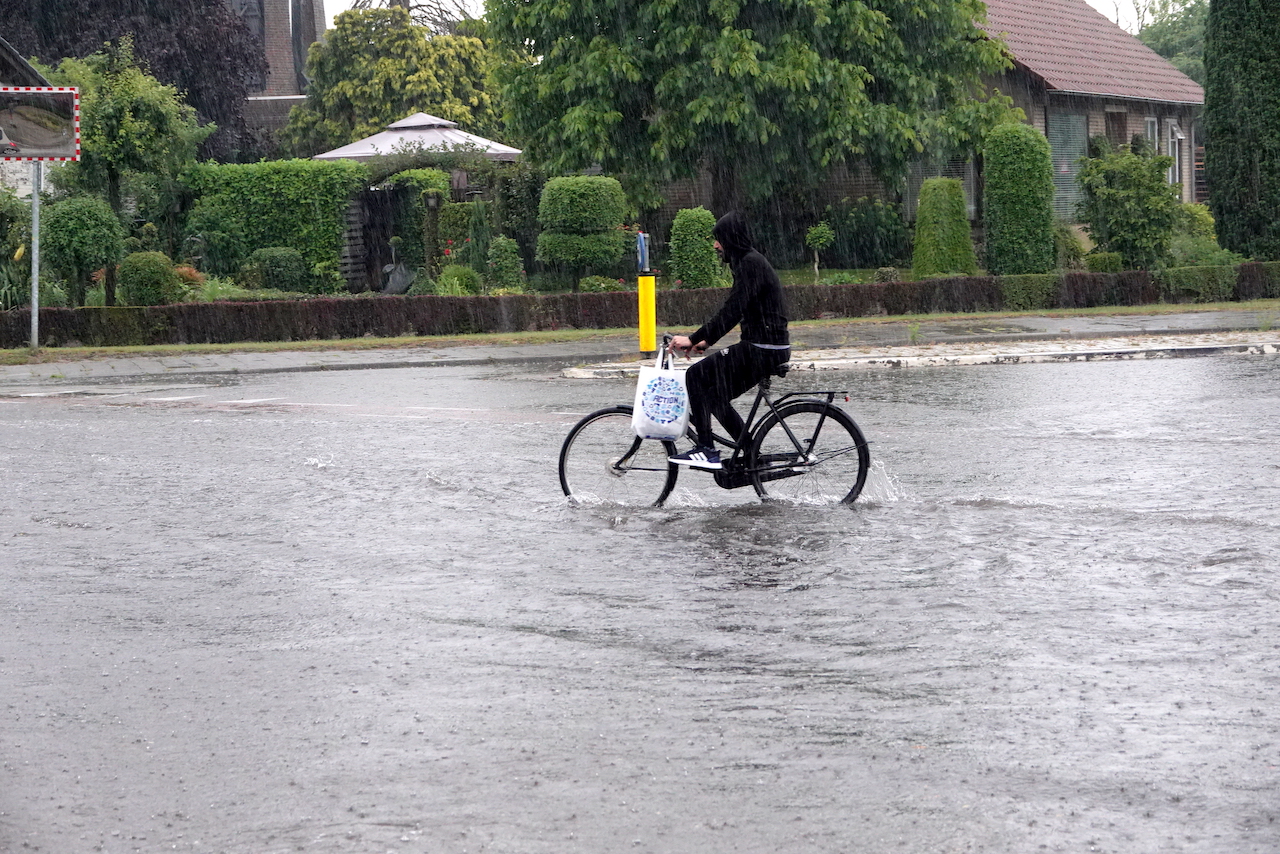 Wateroverlast in Budel, Noord-Brabant, op eerste pinksterdag 2022. Foto: Ben Saanen.