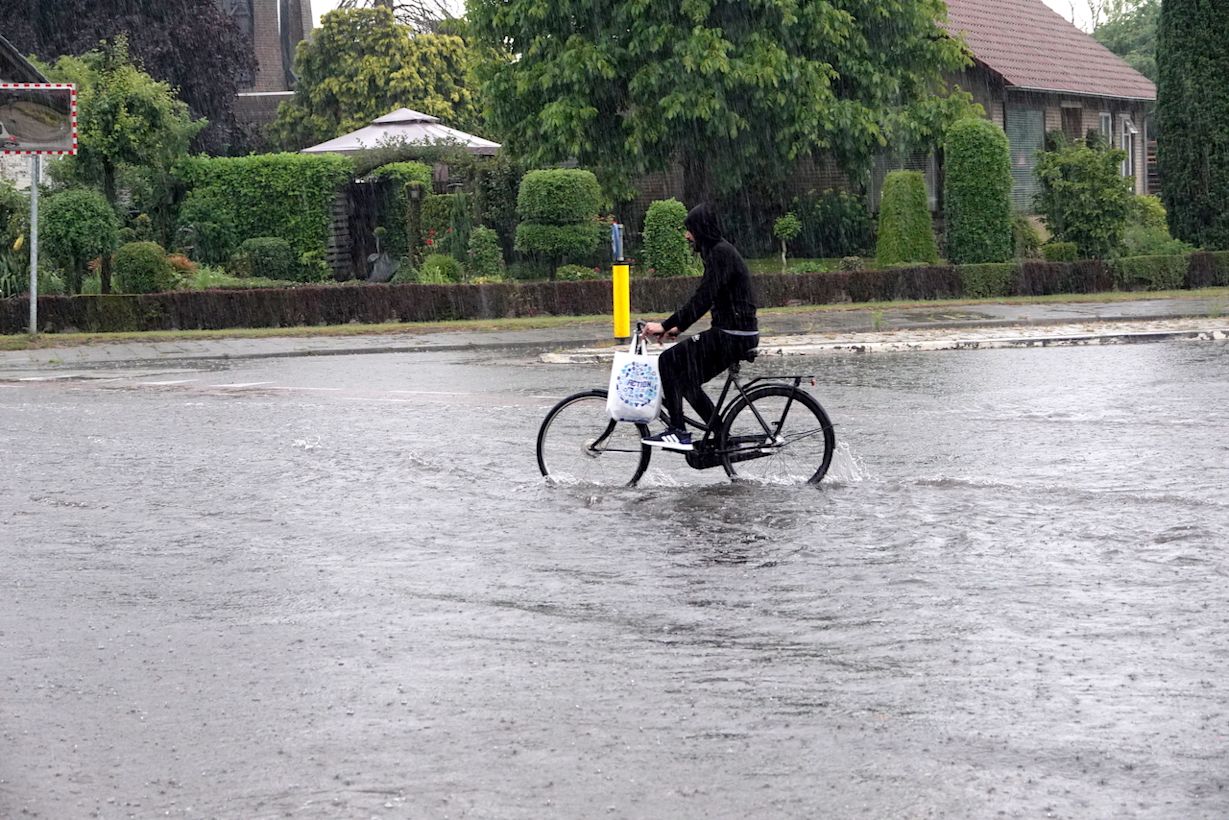 Wateroverlast in Budel, Noord-Brabant, op eerste pinksterdag 2022. Foto: Ben Saanen.