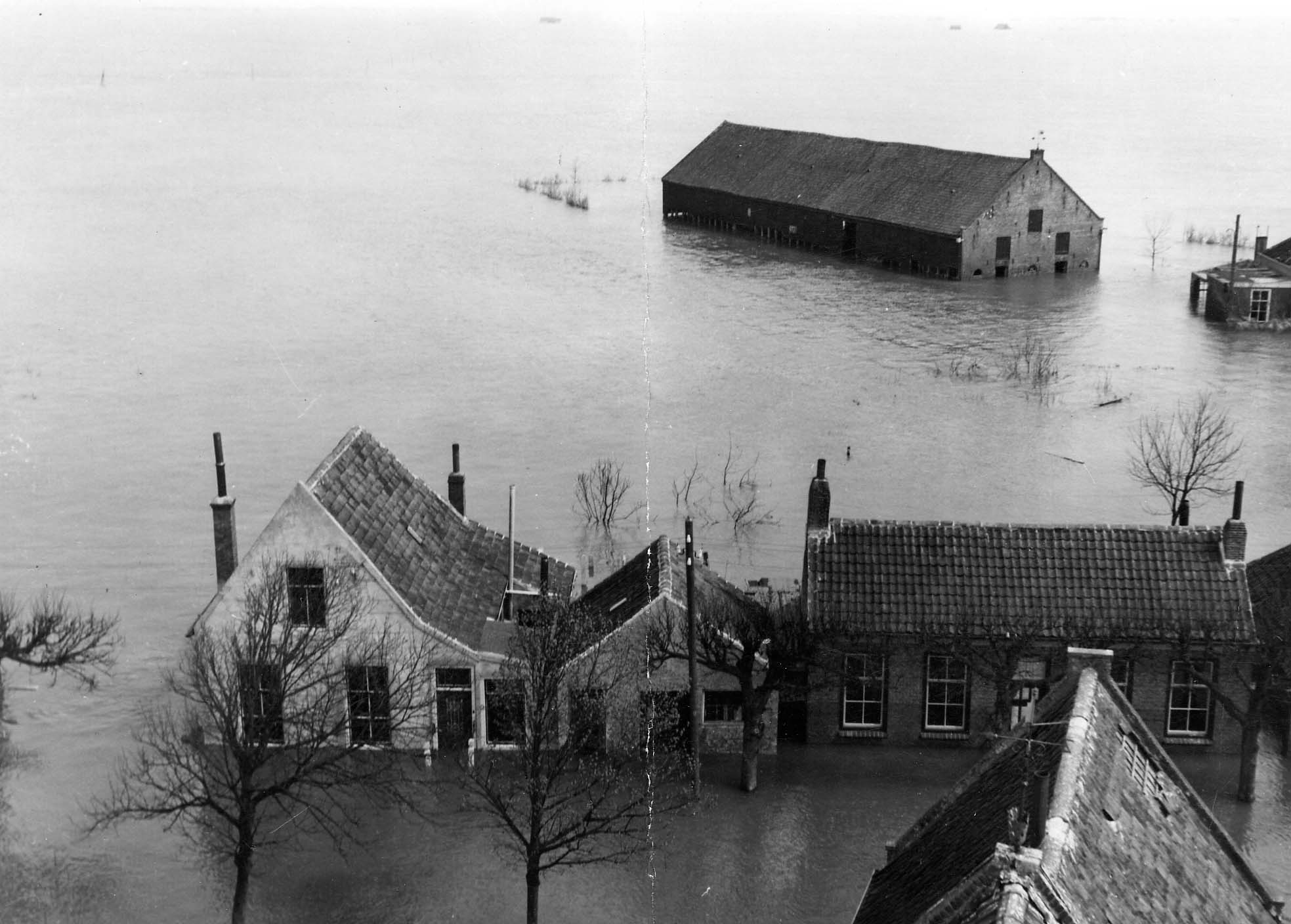 Serooskerke tijdens de ramp van 1953. Bron: Zeeuws Archief, Beeldbank Schouwen-Duiveland, nr SRK-0013