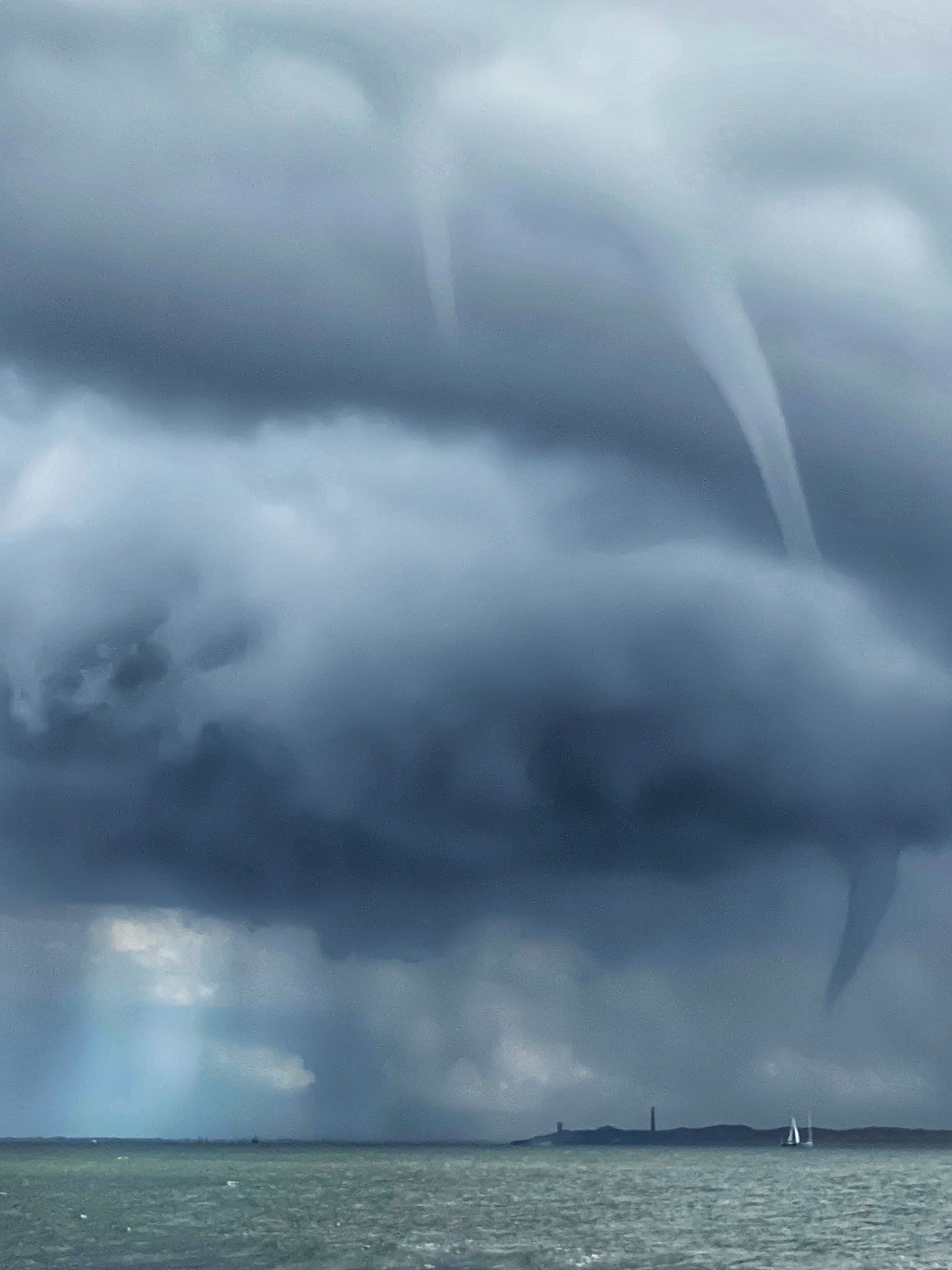 Waterhozen boven de Noordzee. Foto: Natascha Hoiting