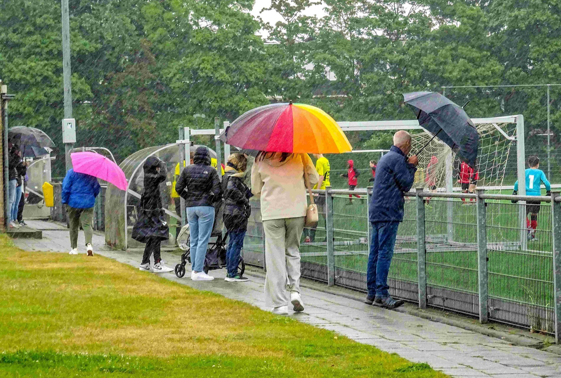 Paraplu langs de sportvelden. Foto: Ria Brasser