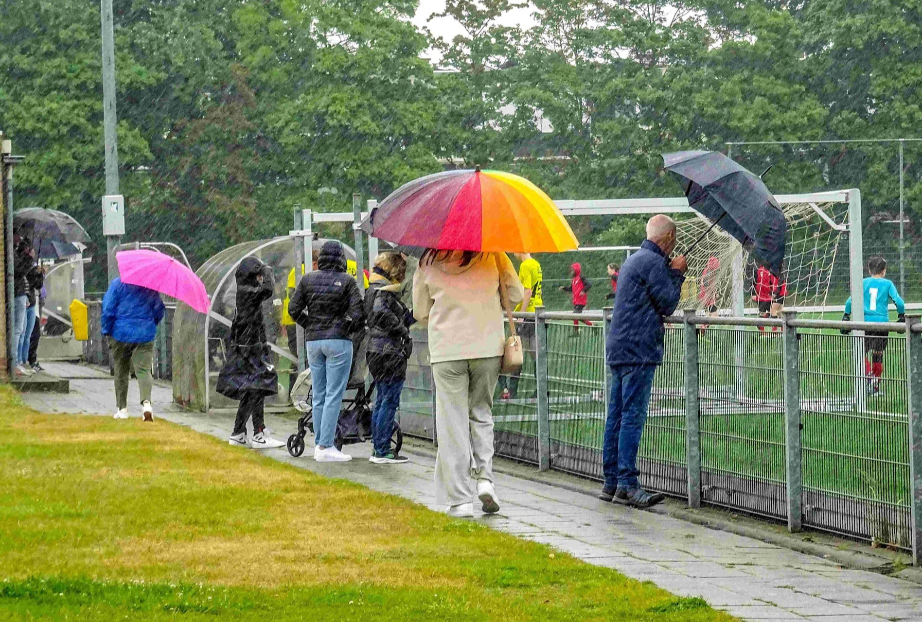 Paraplu langs de sportvelden. Foto: Ria Brasser
