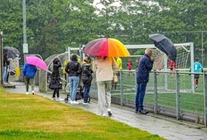 Wat trek je aan langs het sportveld? Kledingtips voor elk weertype