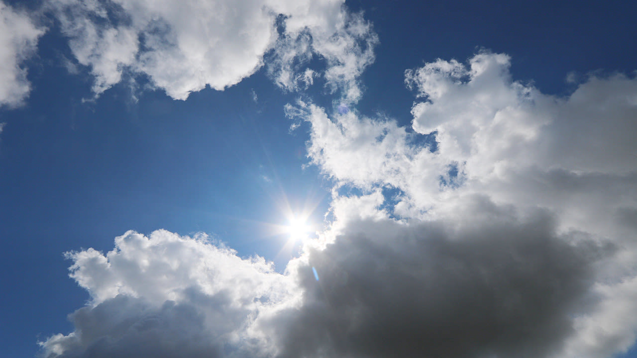 3250288c-jannes-wiersema-26-juli-2020-zon-tussen-de-stapelwolken-door-tijdens-aangenaam-hollands-zomerweer