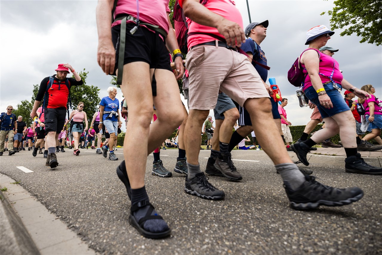 Wandelaars lopen door Beuningen tijdens Nijmeegse Vierdaagse. Foto: ANP/ROB ENGELAAR