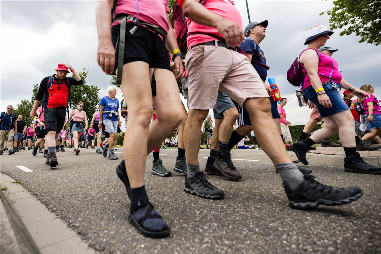 Wandelaars lopen door Beuningen tijdens Nijmeegse Vierdaagse. Foto: ANP/ROB ENGELAAR