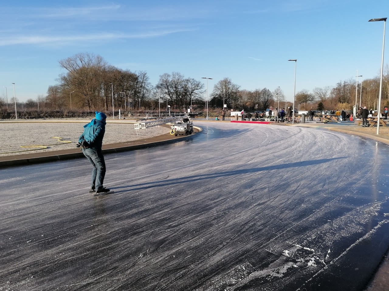 Schaatsen op de ijsbaan in Winterswijk kan zeker na een nacht met strenge vorst. Foto: Henk Wiggers.