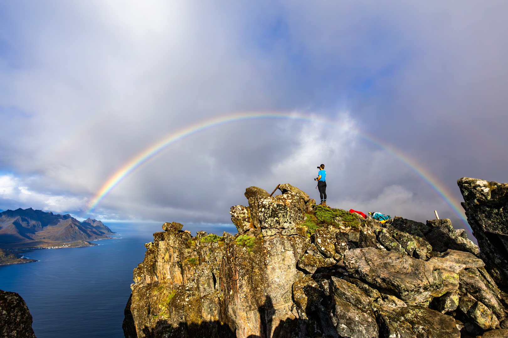 Regenboog in de bergen. Foto: Adobe Stock / Alberto Gonzalez