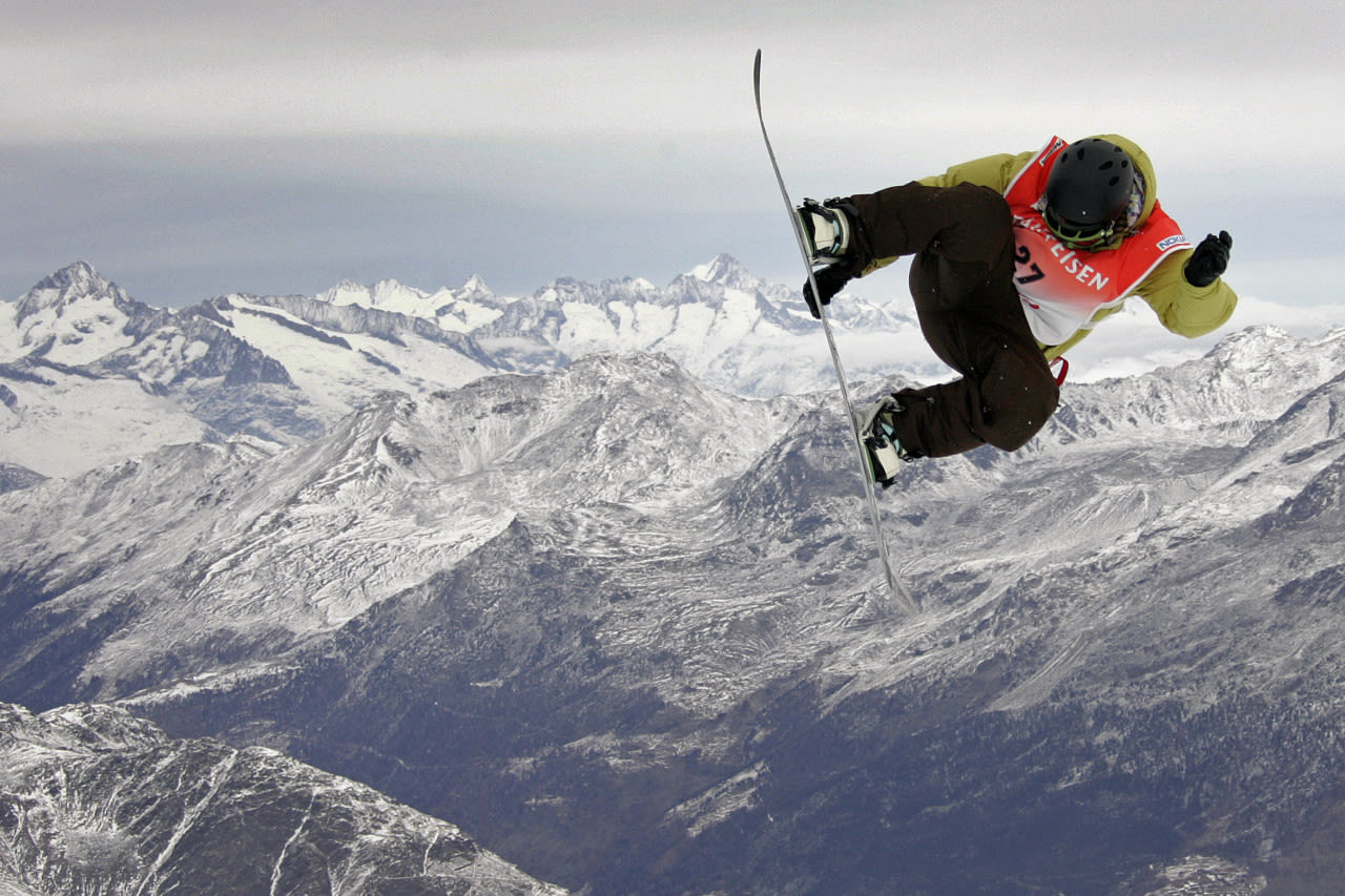 ANP-AFP-snowboarder-in-de-lucht-sneeuw-Alpen