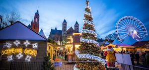 Met regenjas en poncho richting de kerstmarkt