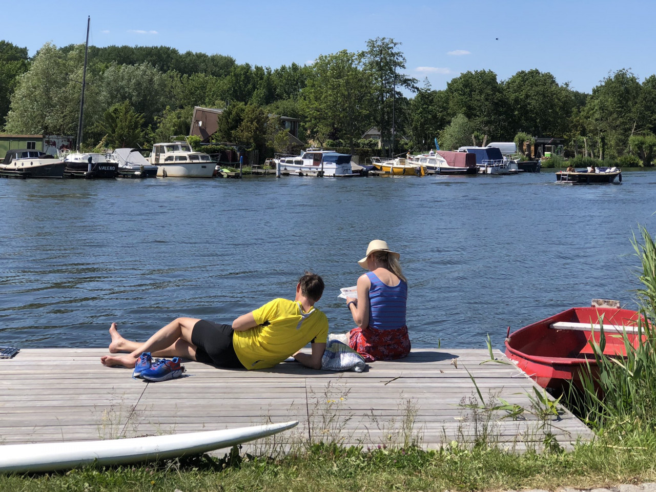 Jolanda-Bakker-volop-zomer-genieten-van-het-mooie-weer-aan-het-water