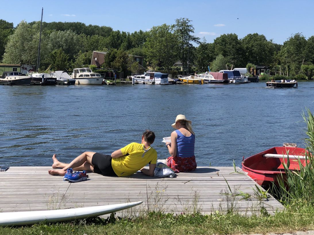 Jolanda-Bakker-volop-zomer-genieten-van-het-mooie-weer-aan-het-water