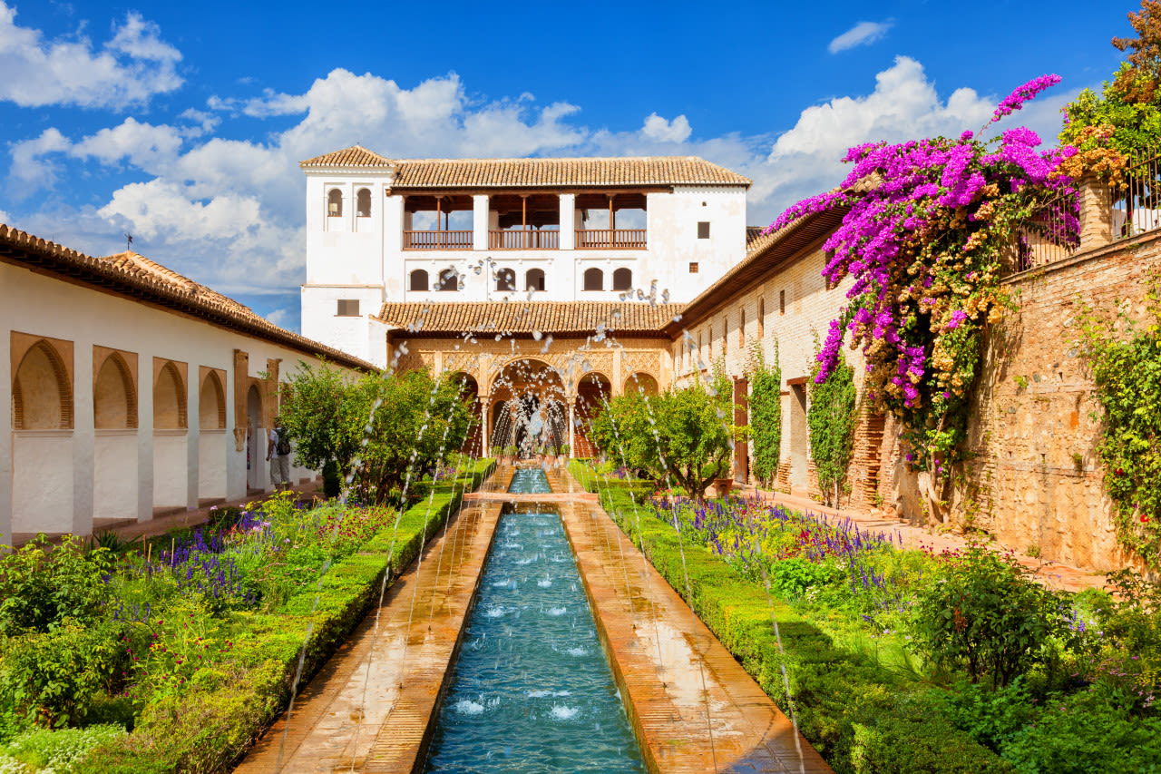 Alhambra Generalife tuinen met vijvers. Foto: Adobe Stock / Jose Ignacio Soto. 