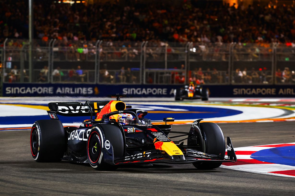 Max Verstappen in actie tijdens de GP van Singapore in 2023. Foto: Mark Thompson / Getty Images / Red Bull Content Pool