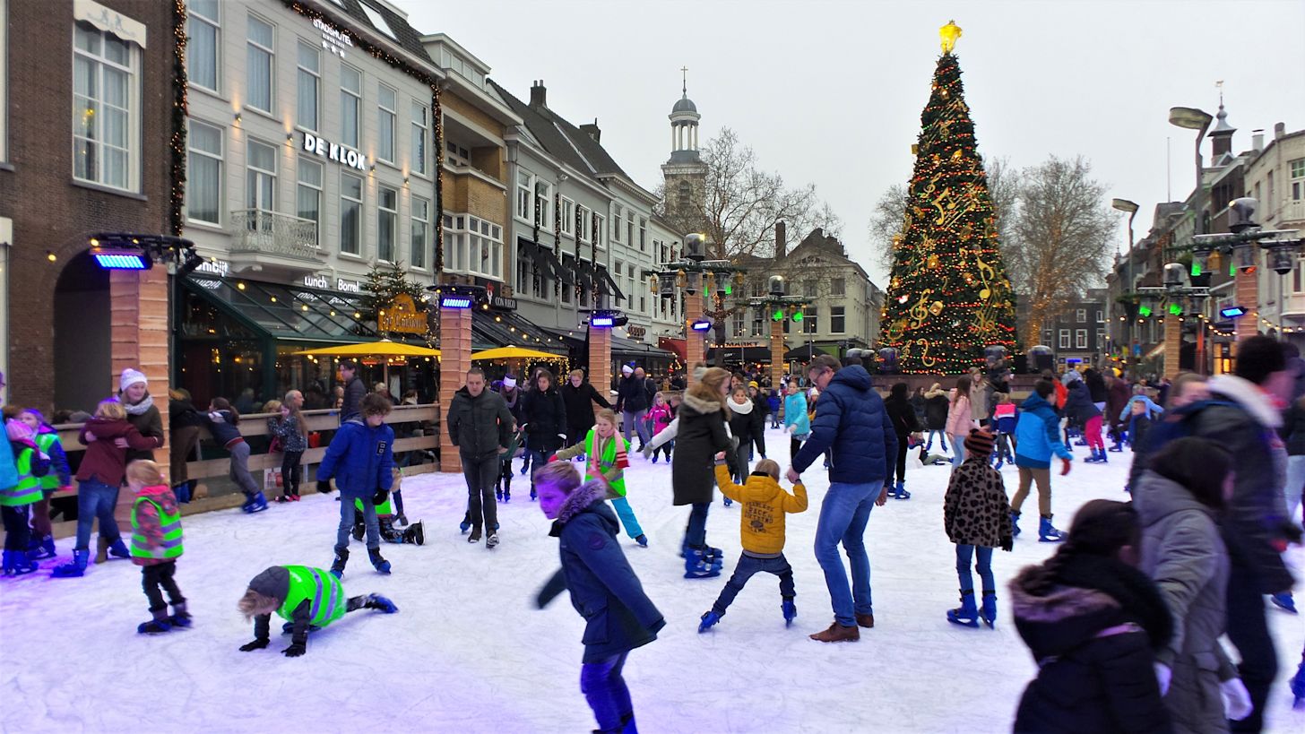 Kunstijsbaan in Breda tijdens de kerstvakantie. Foto: Henk Voermans