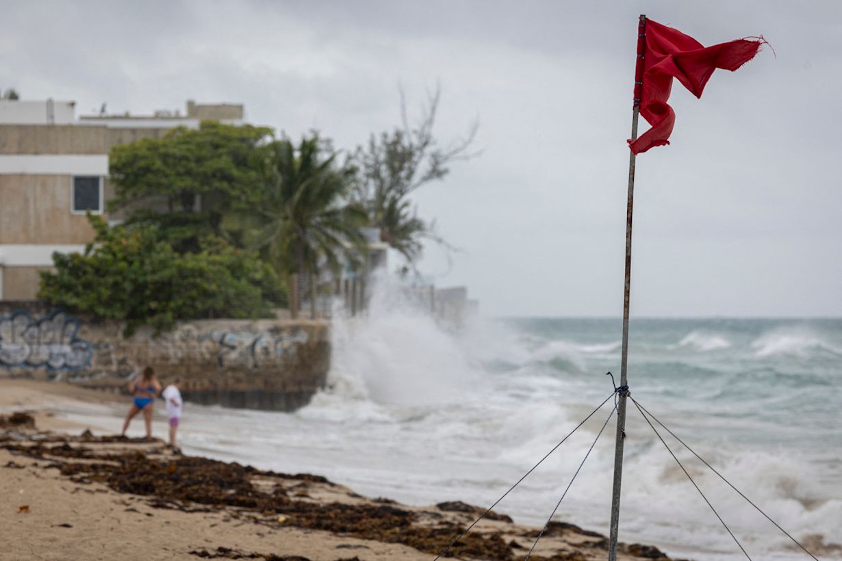 Op de stranden van Puerto Rico wordt gewaarschuwd voor Orkaan Erin. Foto: ANP / AFP / Ricardo Arduengo.