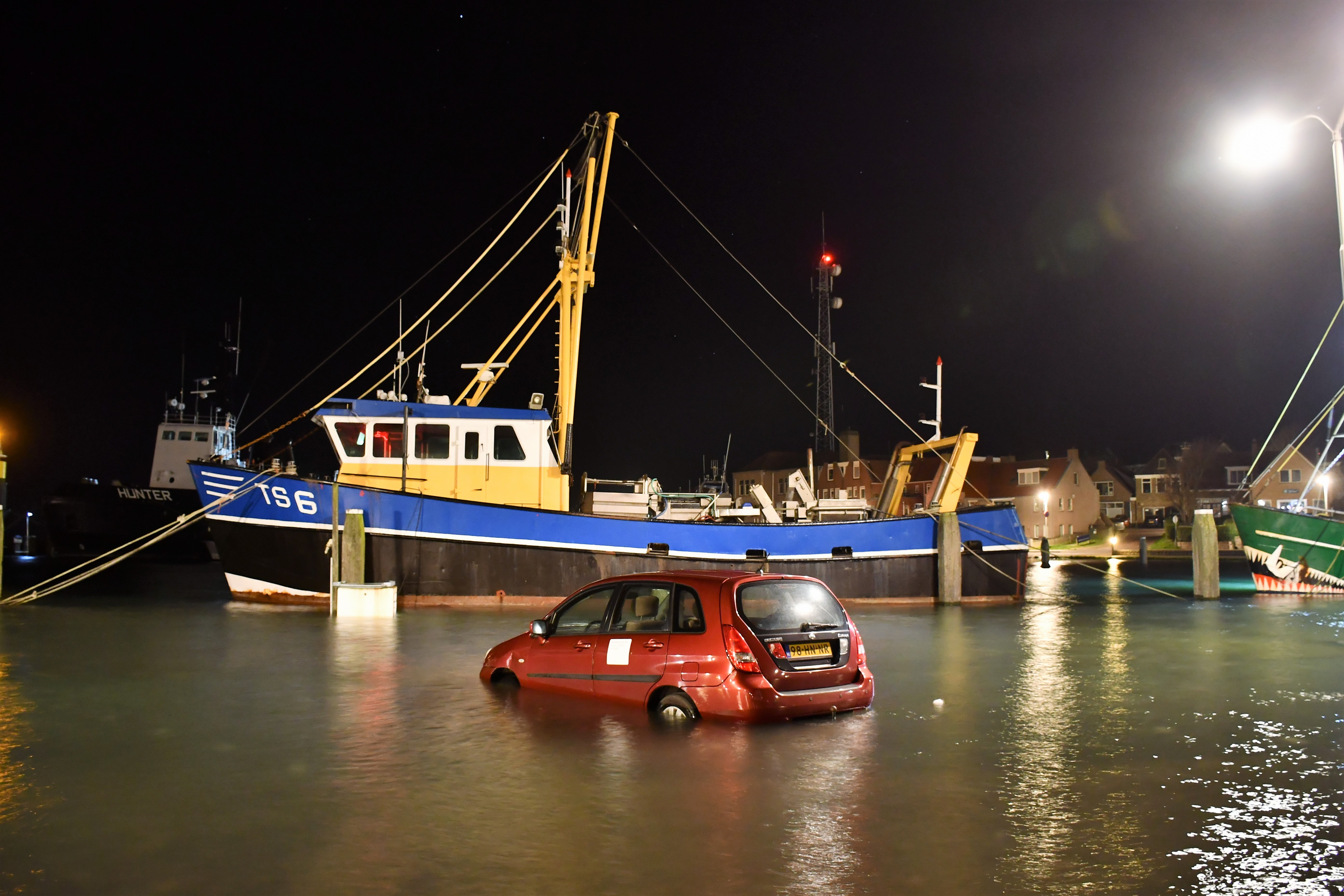 Kade Terschelling overstroomt door hoge waterstand. Foto: Sietse Schoustra.