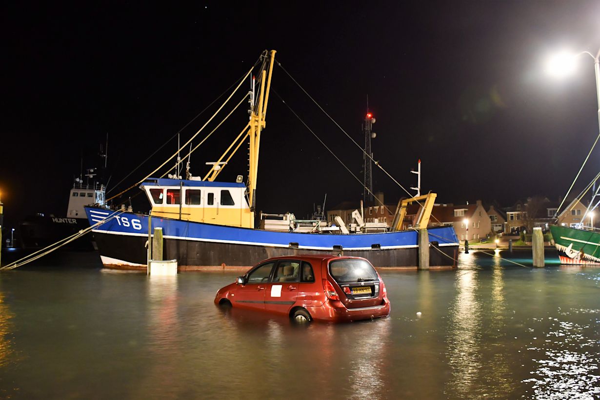 Kade Terschelling overstroomt door hoge waterstand. Foto: Sietse Schoustra.
