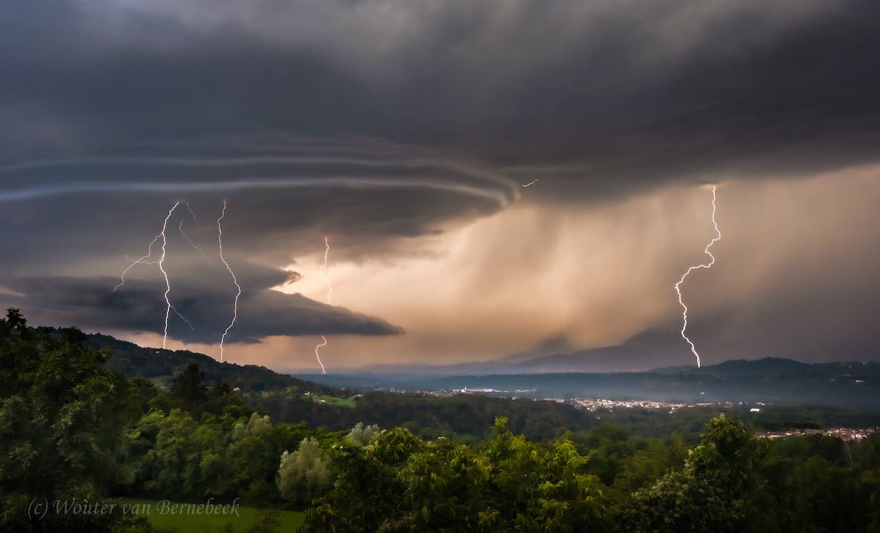 Onweer boven Noord-Italië. Foto: Wouter van Bernebeek