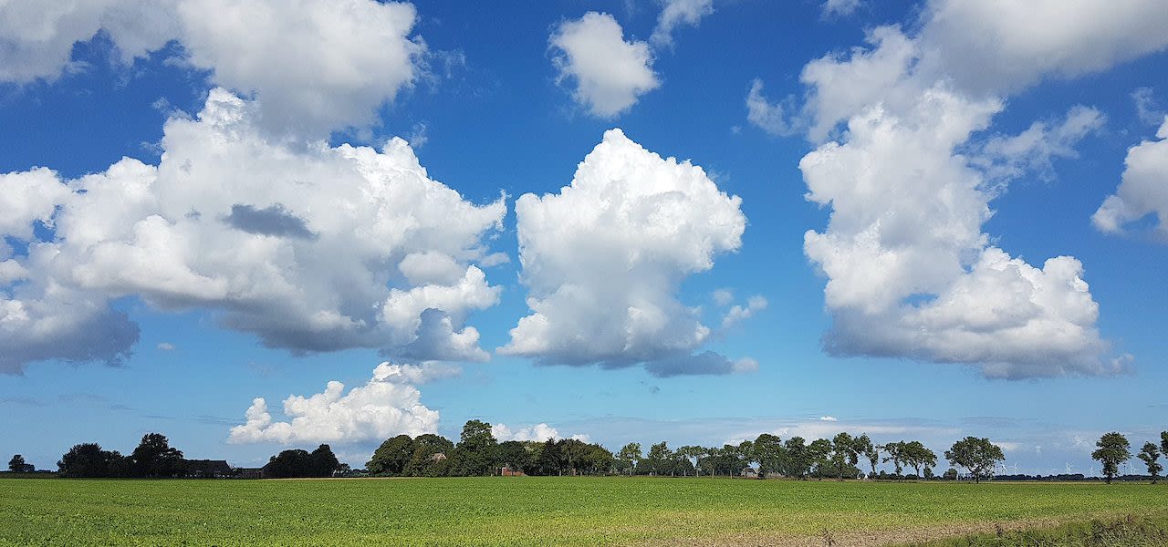 Blauwe lucht met wolken. Foto: Jannes Wiersema.