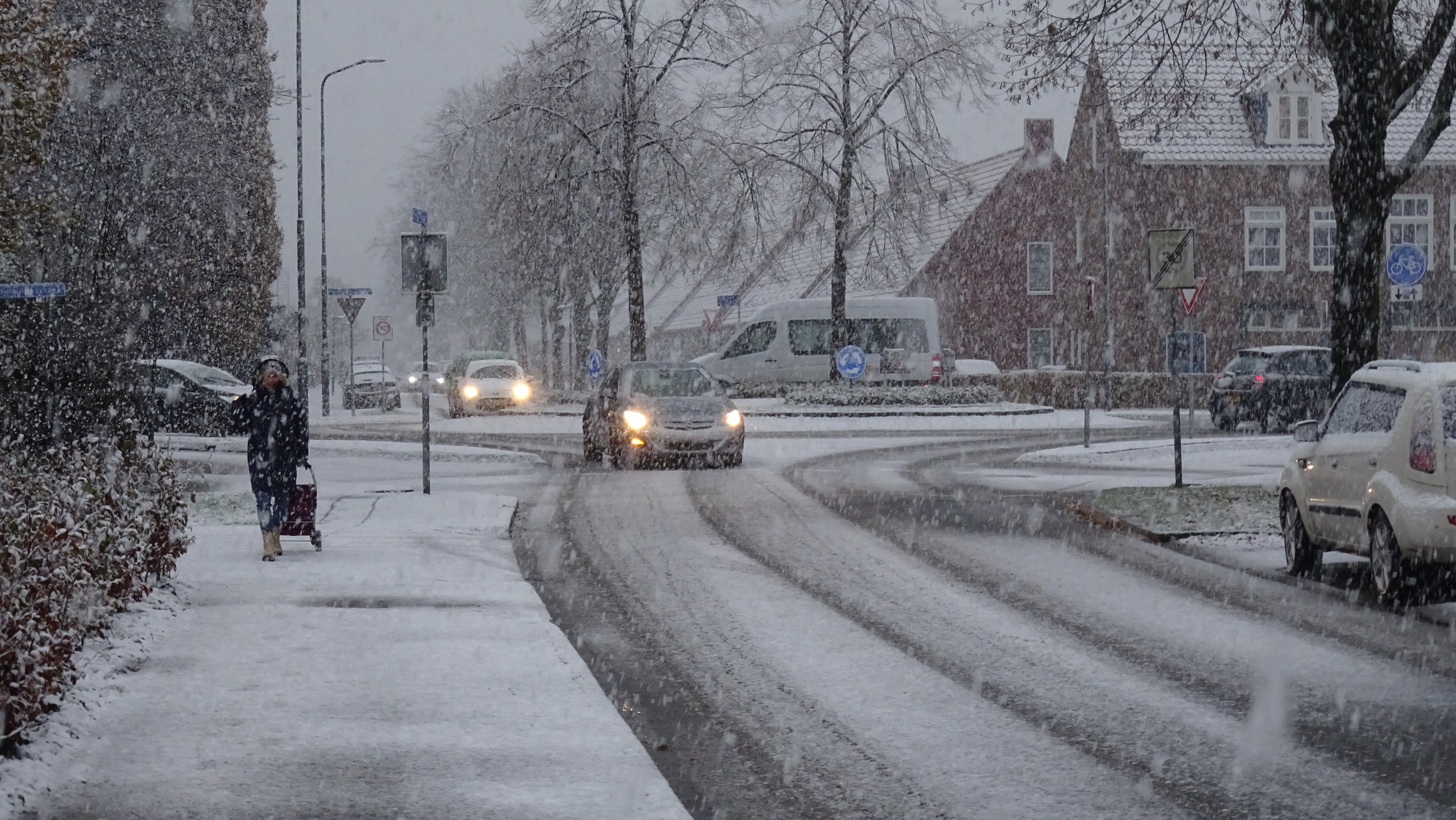 Gladheid op de wegen door flinke sneeuwval. Foto: Albert Thibaudier.