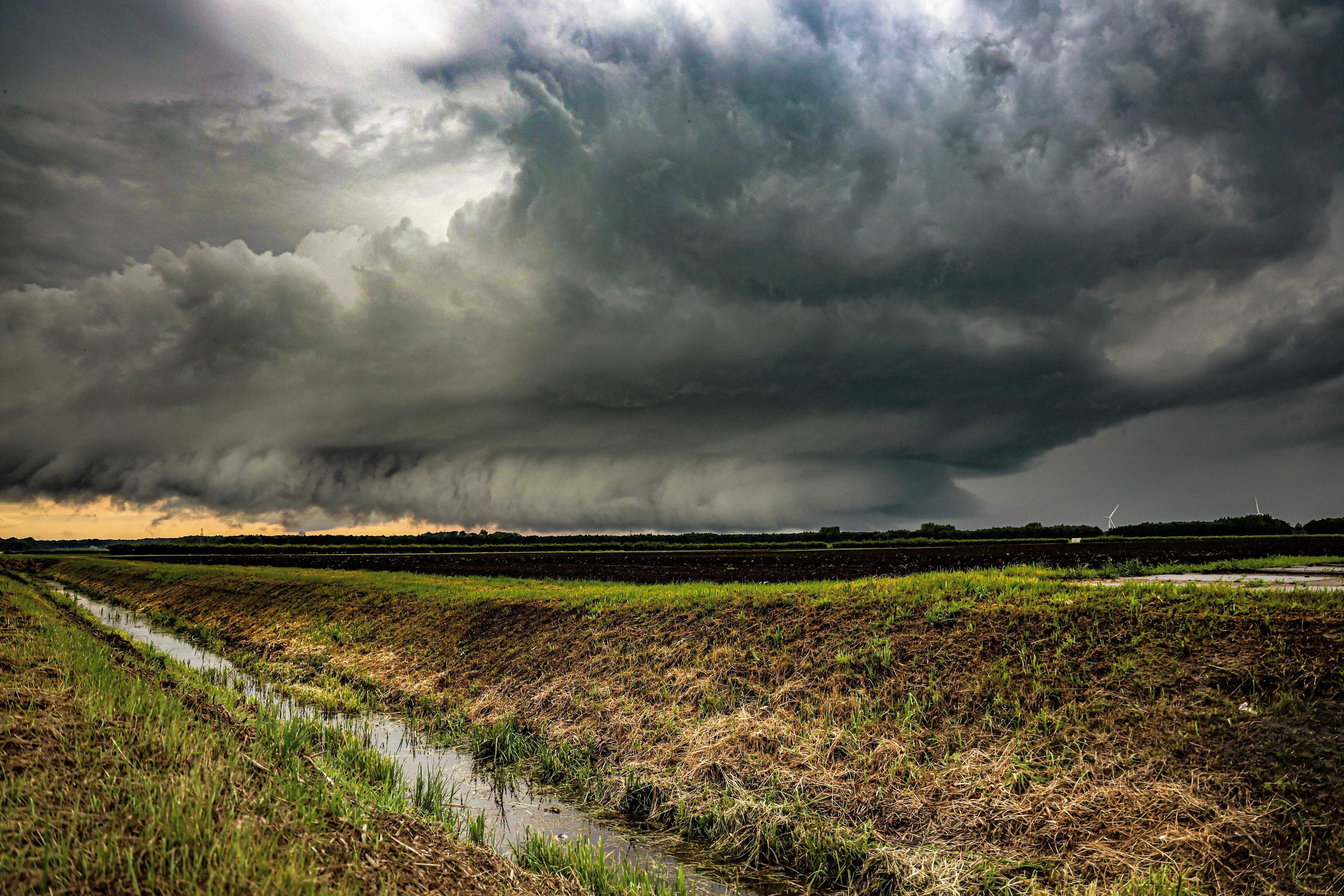 Onweersbui met wolkenkraag en later een tornado, credits: Yoell Schonewille