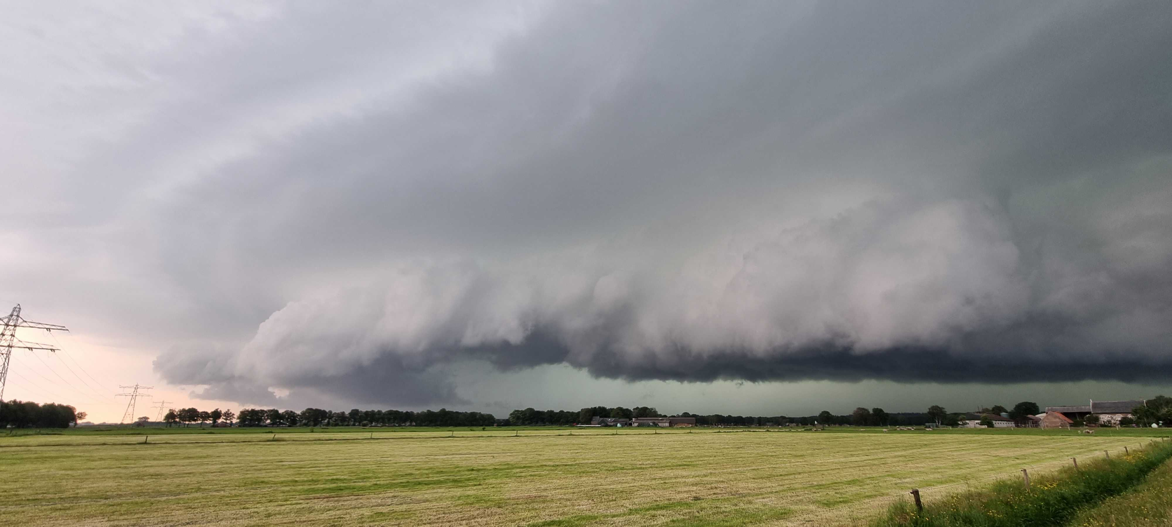 Zware bui met onweer, veel regen in korte tijd en (zeer) zware windstoten. Foto: Jeroen Elferink