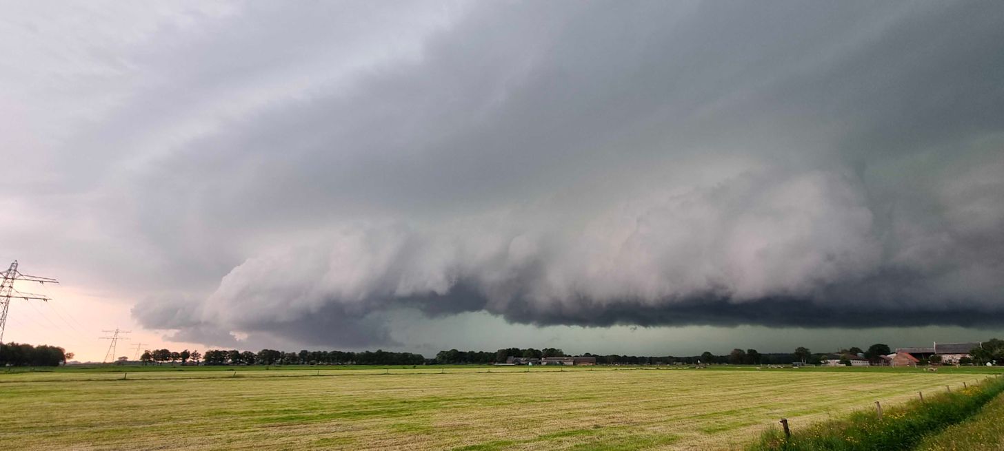 Zware bui met onweer, veel regen in korte tijd en (zeer) zware windstoten. Foto: Jeroen Elferink