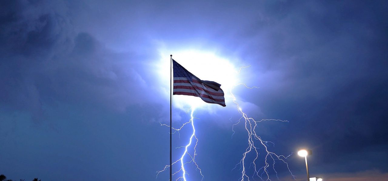 Noodweer in Phoenix zorgt voor stroomuitval en bosbrand