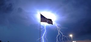 Noodweer in Phoenix zorgt voor stroomuitval en bosbrand