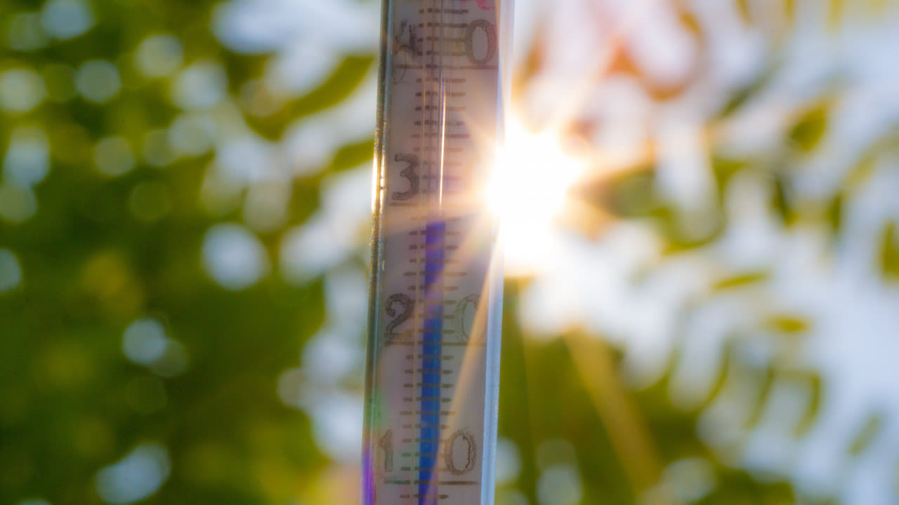 Thermometer wijst zomerse waarden aan. Foto: Ab Donker
