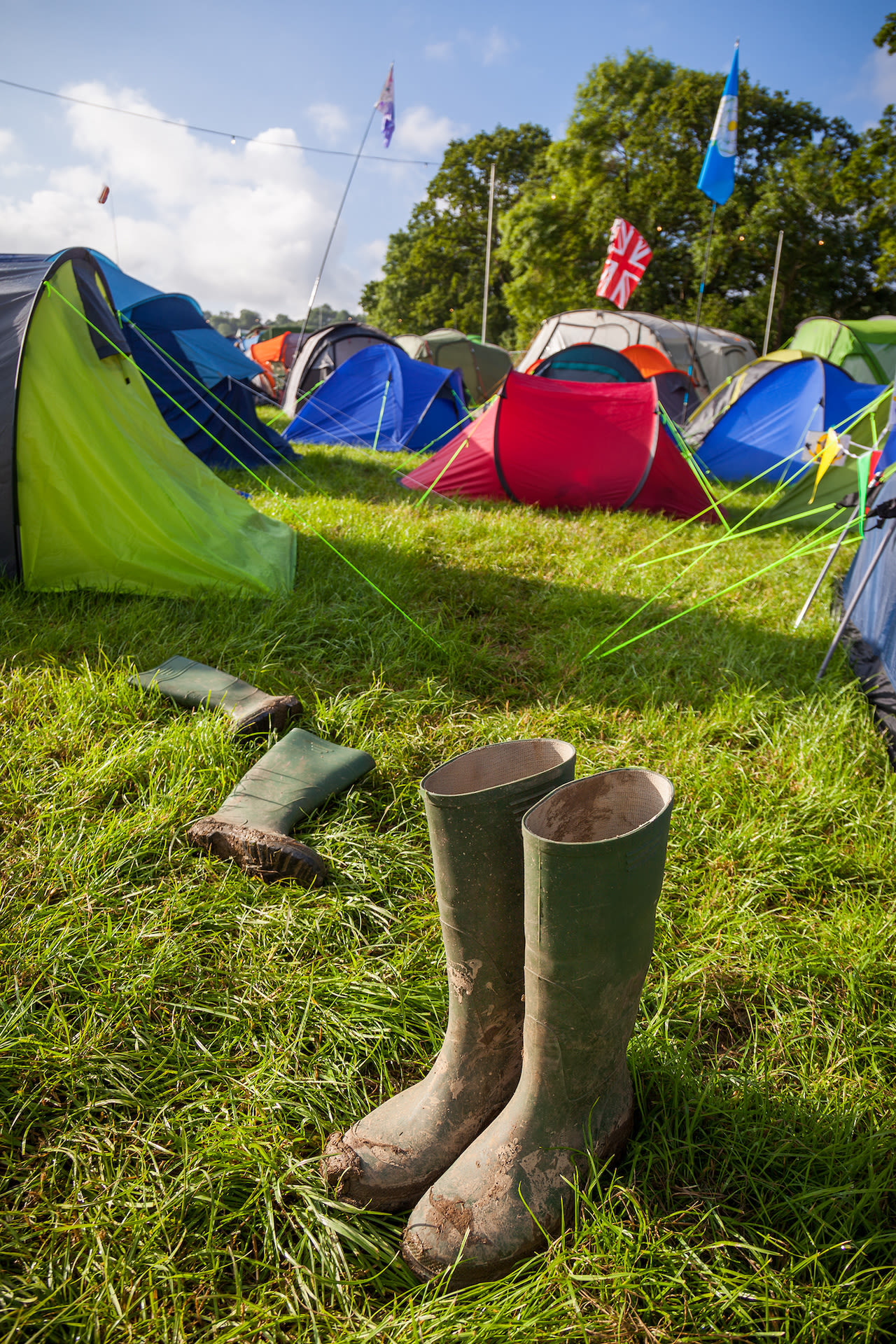 Probeer je tent en schoenen tijdens en na het festival zo goed mogelijk al schoon te maken met water. Foto: Adobe Stock / Anthony Brown