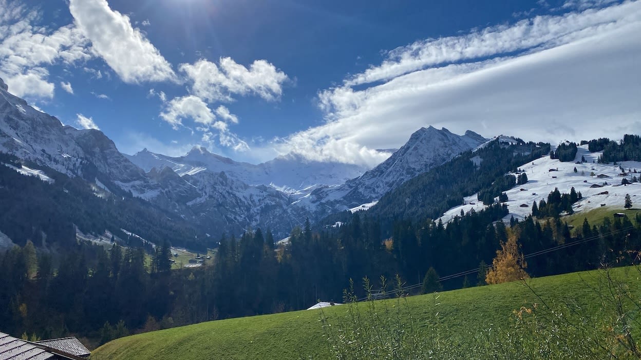 Sneeuw in de Zwitserse Alpen en een prachtige lenswolk. Foto: Gerd-Jan Schreppers.
