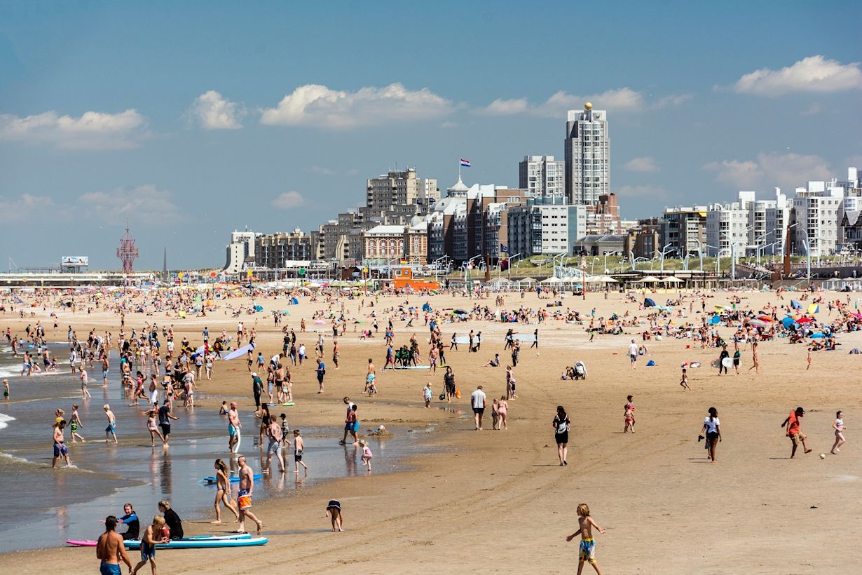Een druk strand bij Scheveningen. Foto: Adobe Stock / kgdad.