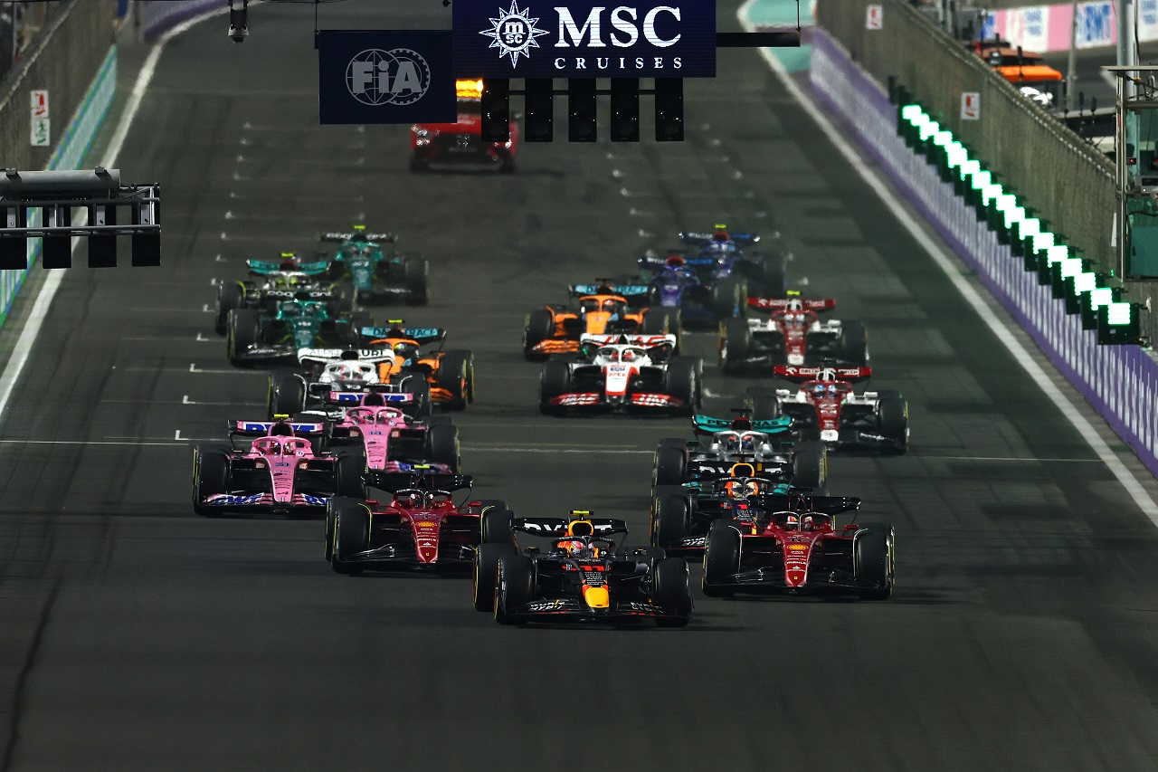 De start van de race in 2022 in Jeddah. Foto: Redbullcontentpool.com / Lars Baron/Getty Images
