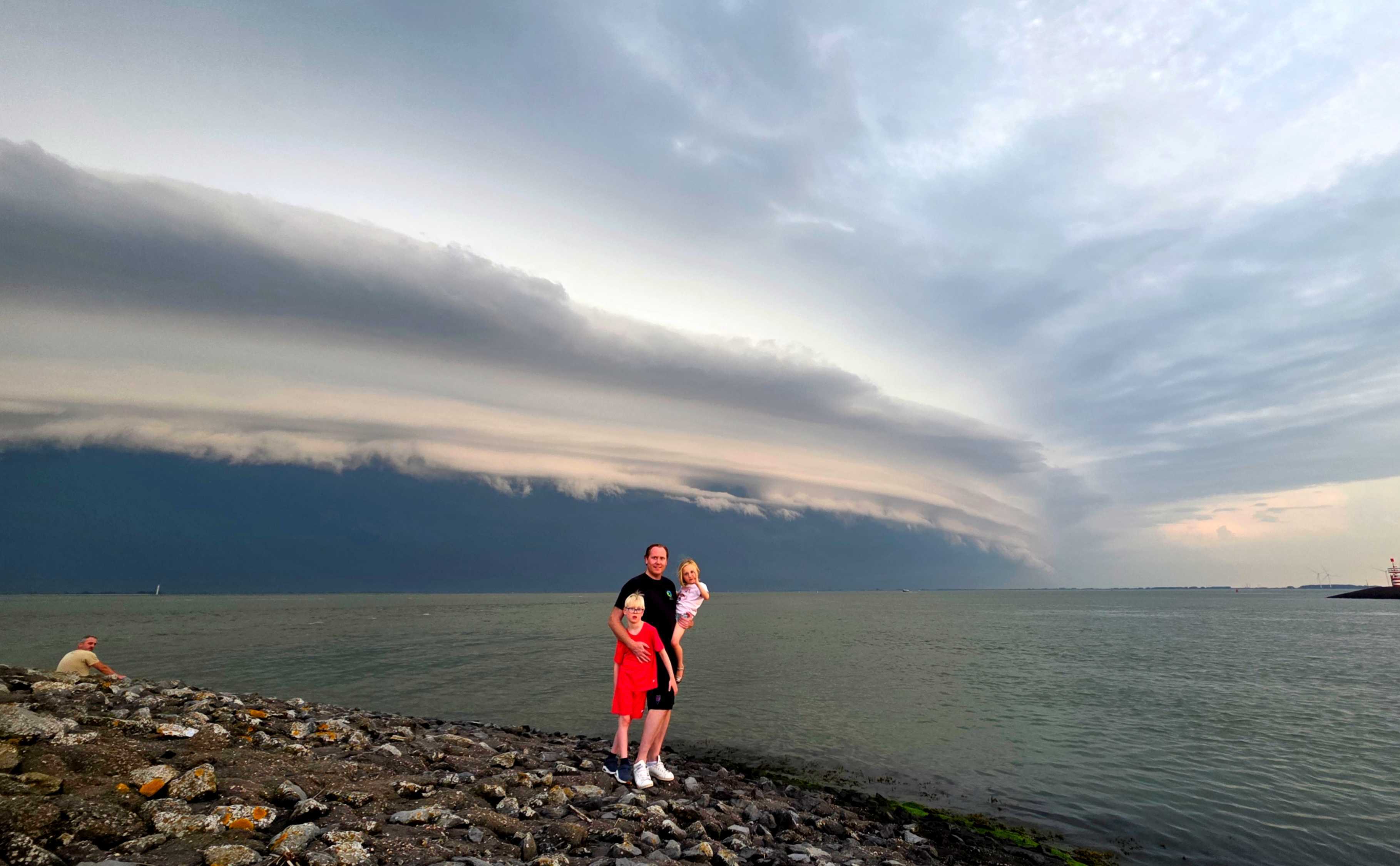 Gigantische shelf cloud in Zeeland. Foto: Wouter van Bernebeek