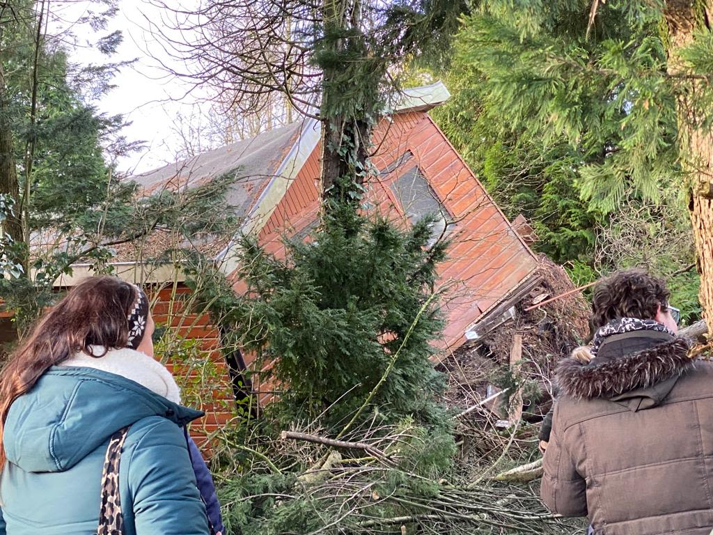 Huisje door omgevallen boom opgetild