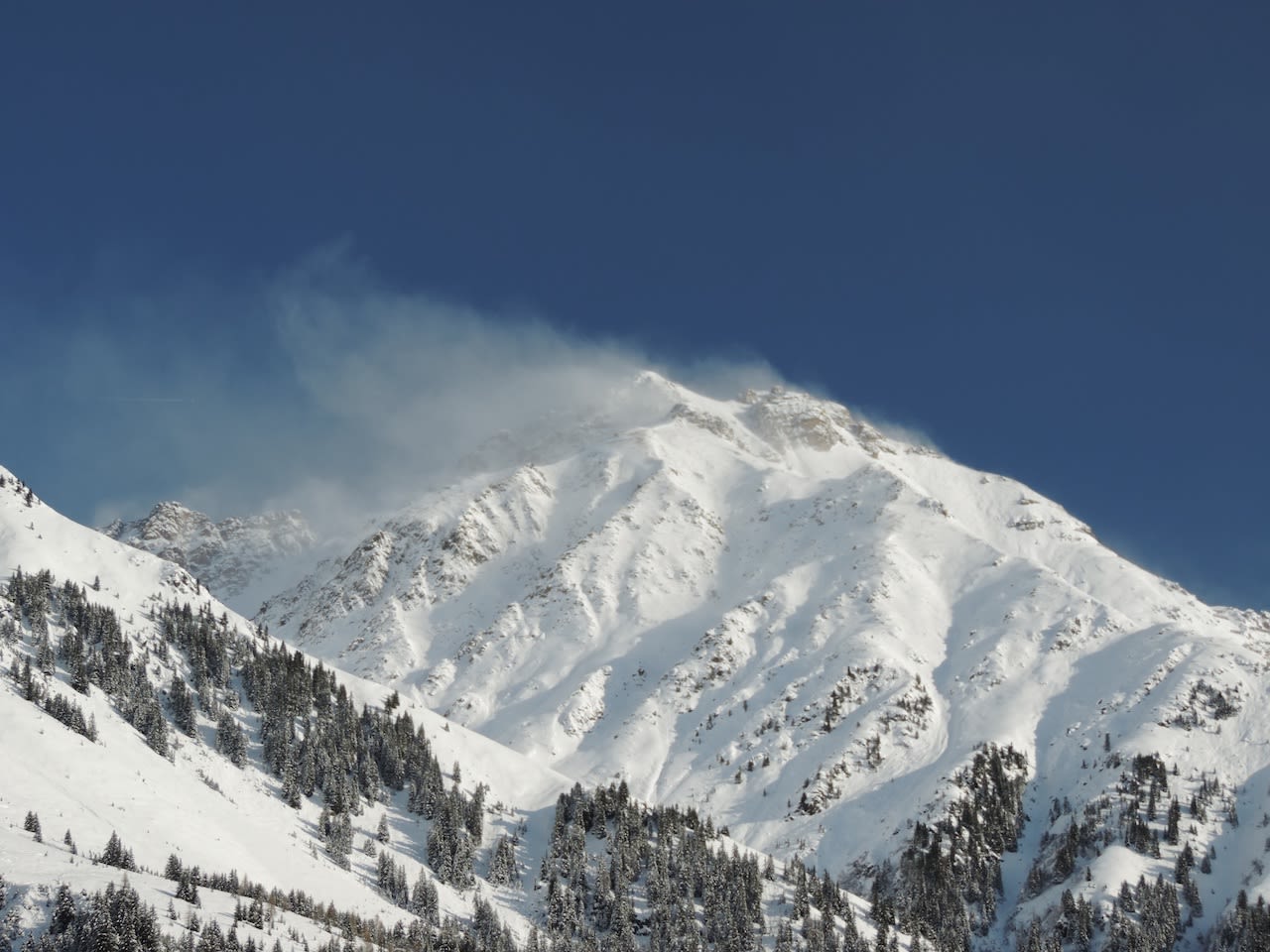 Wanneer de sneeuw op deze manier van de bergkammen geblazen wordt neemt het risico's op lawines vaak flink toe. Foto: Maarten Minkman