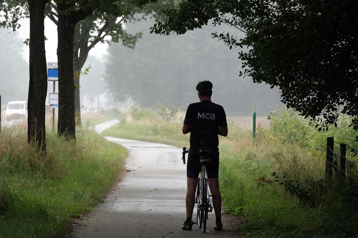 Schuilen voor een regenbui. Foto: Ben Saanen