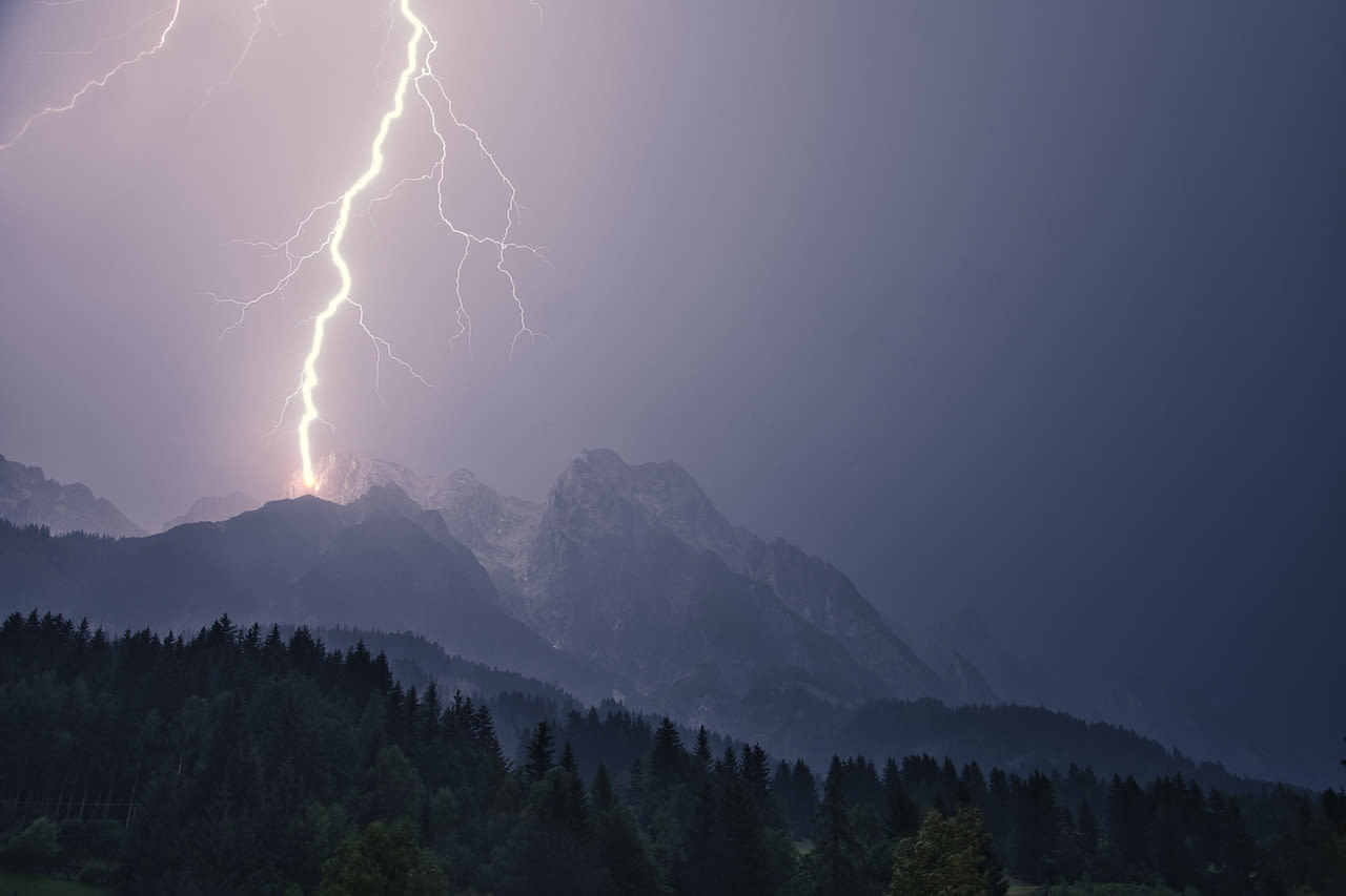 Onweer in de Alpen, Salzburg (Oostenrijk). Foto: Adobe Stock / codebude
