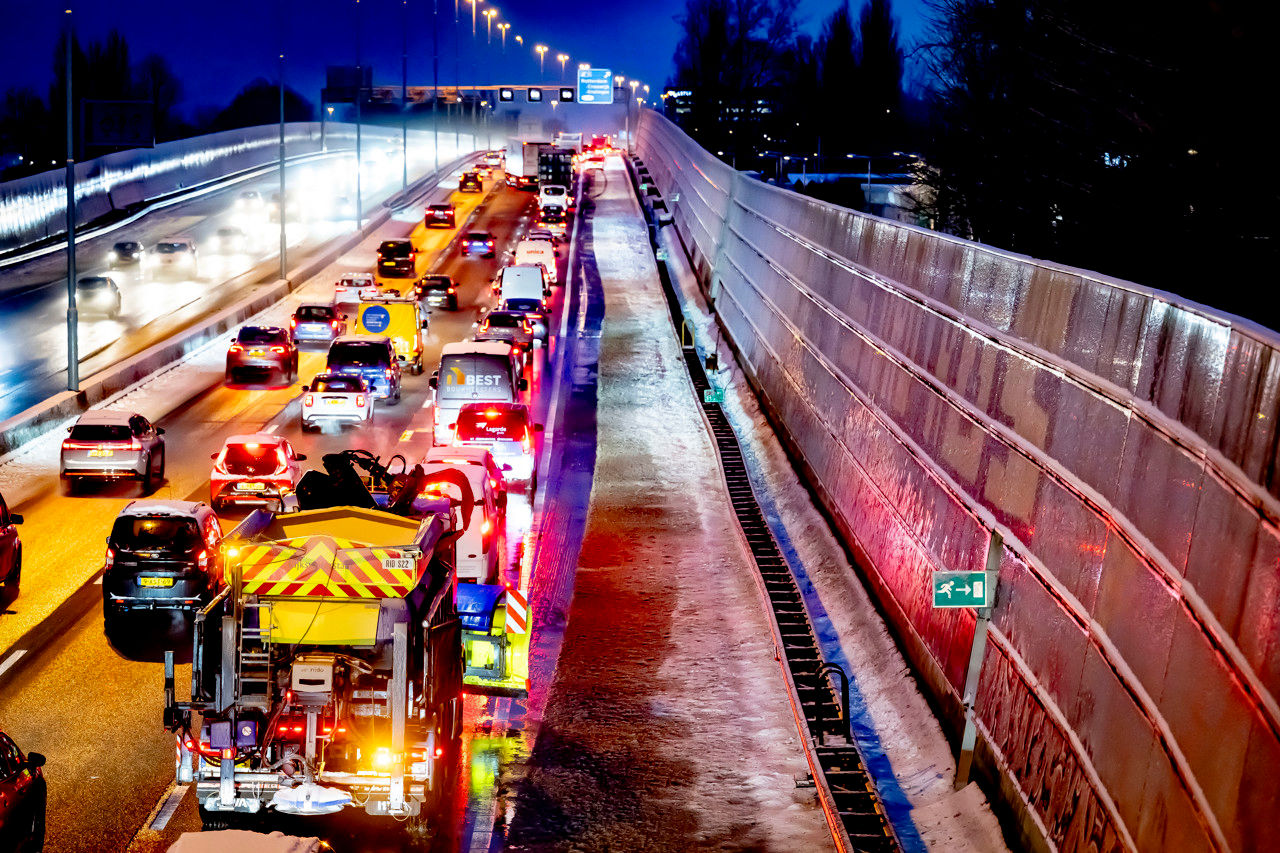 Strooiwagen op de snelweg. Foto: ANP/ Robin Utrecht.