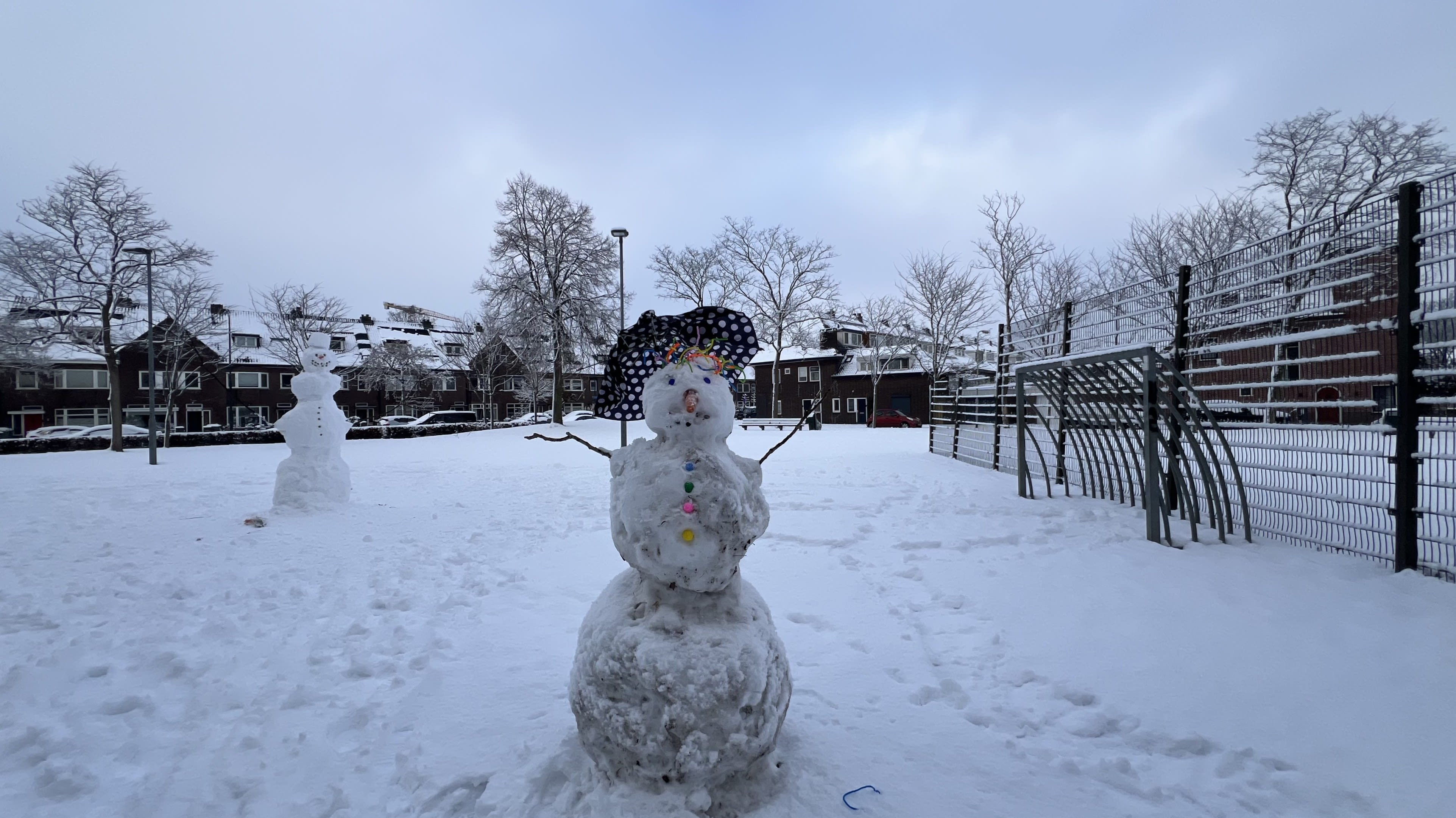 Bij de sneeuwval begin januari werden al volop sneeuwmannen gemaakt. Foto: Henk Voermans