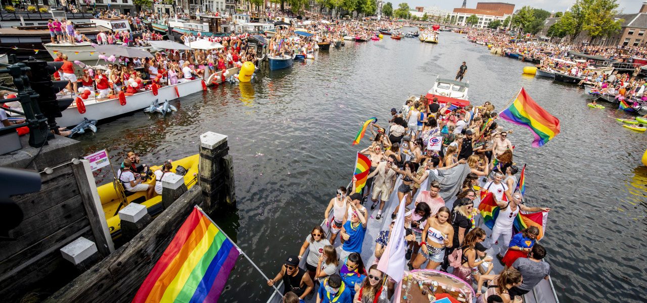 Prima weer tijdens Canal Parade in Amsterdam