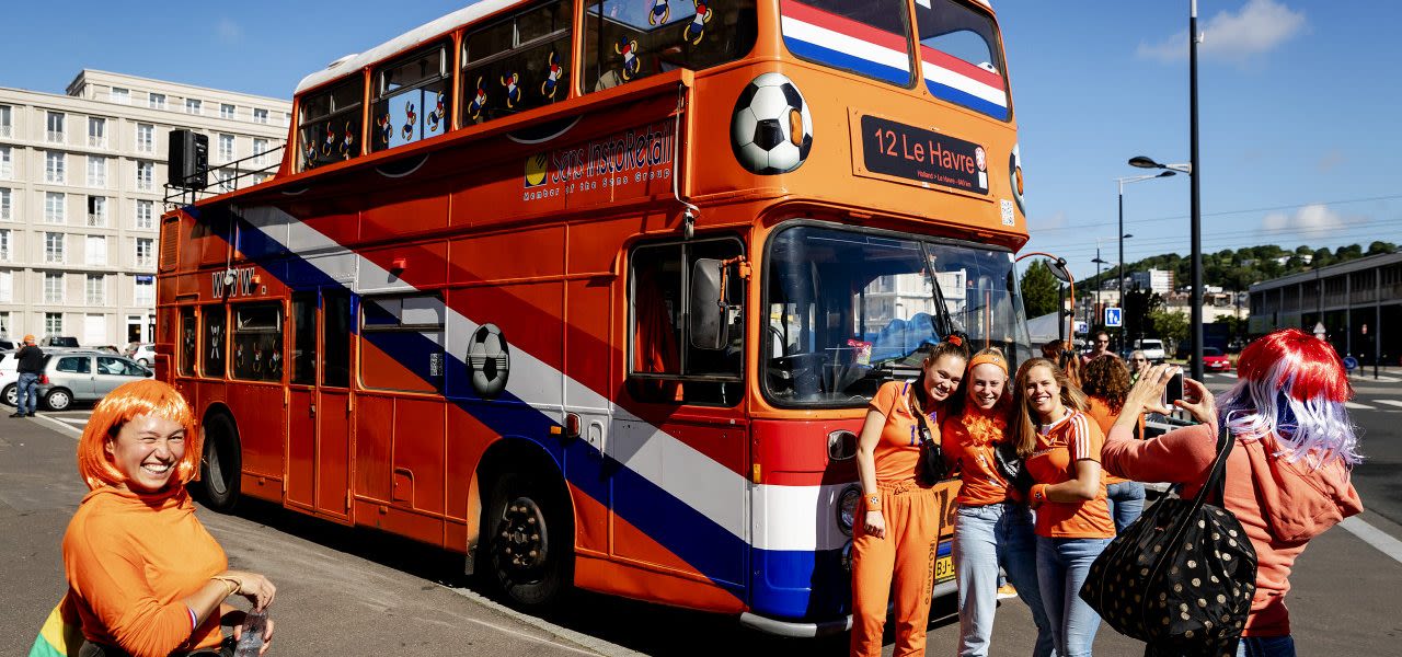 De oranjebus en supporters krijgen het heet.