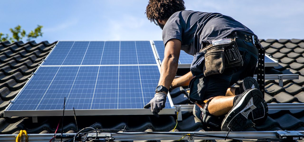 Liander: ook bewolkte dagen zorgen voor stroompieken zonnepanelen
