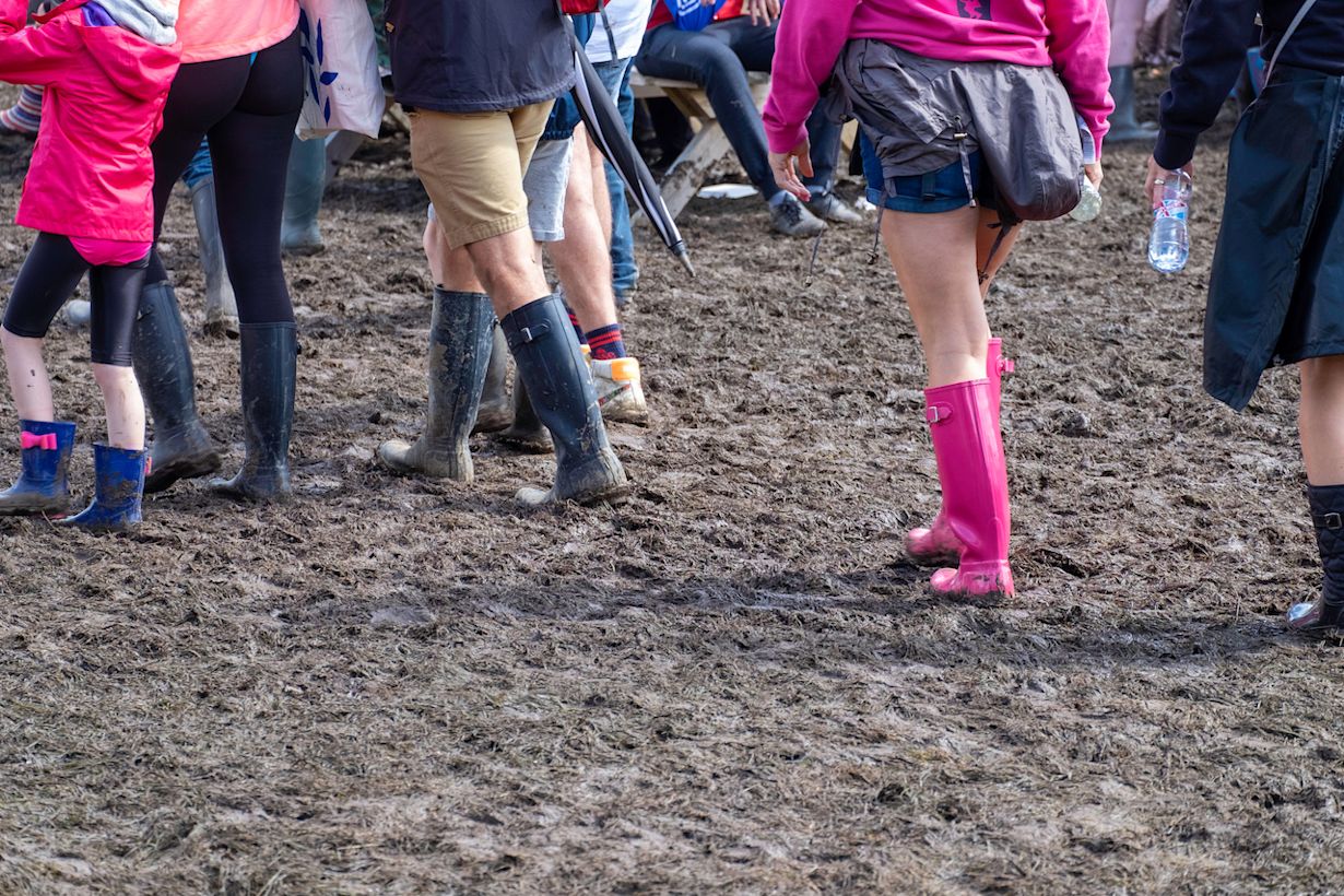 Regenlaarzen zijn de beste keuze wanneer het festivalterrein modderig is geworden. Foto: Adobe Stock / David