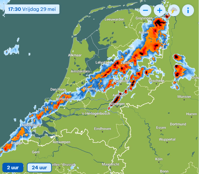 De buien voor de lijn uit bevinden zich op dit moment, rond 17:30, boven Arnhem en Nijmegen en strekken zich uit tot halverwege Overijssel.
