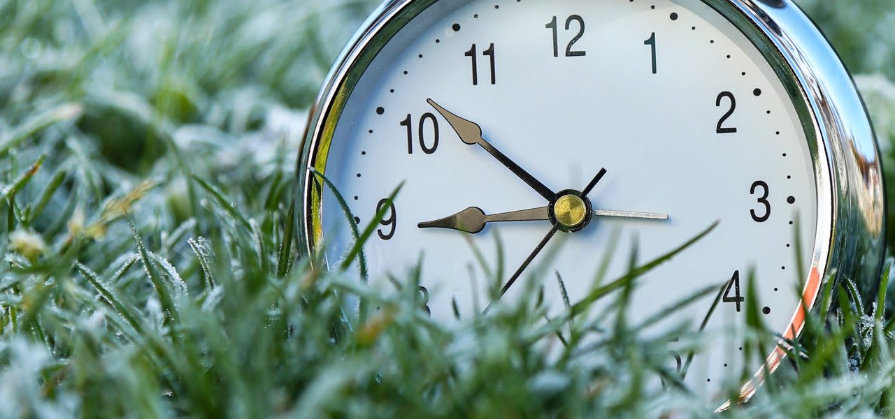 Adobe-stock-leomalsam-zomertijd-in-december-klok-in-bevroren-gras-1280x600