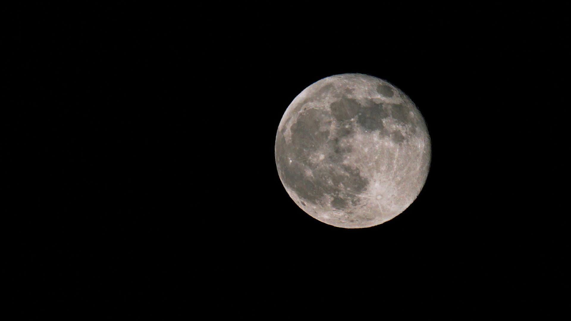 Bij helder weer is de maan net zo goed te zien. Foto: Carla Versteege